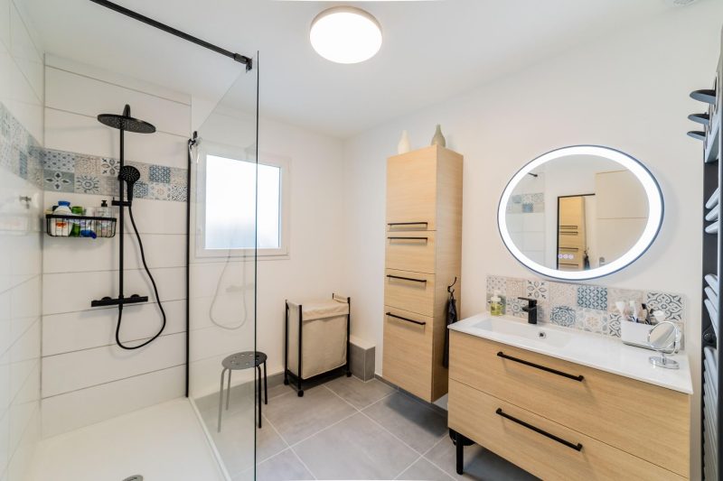 confiez la rénovation de votre salle de bain à des experts pour un espace moderne, fonctionnel et élégant. découvrez nos conseils et solutions sur-mesure pour transformer votre salle de bain selon vos envies et votre budget.