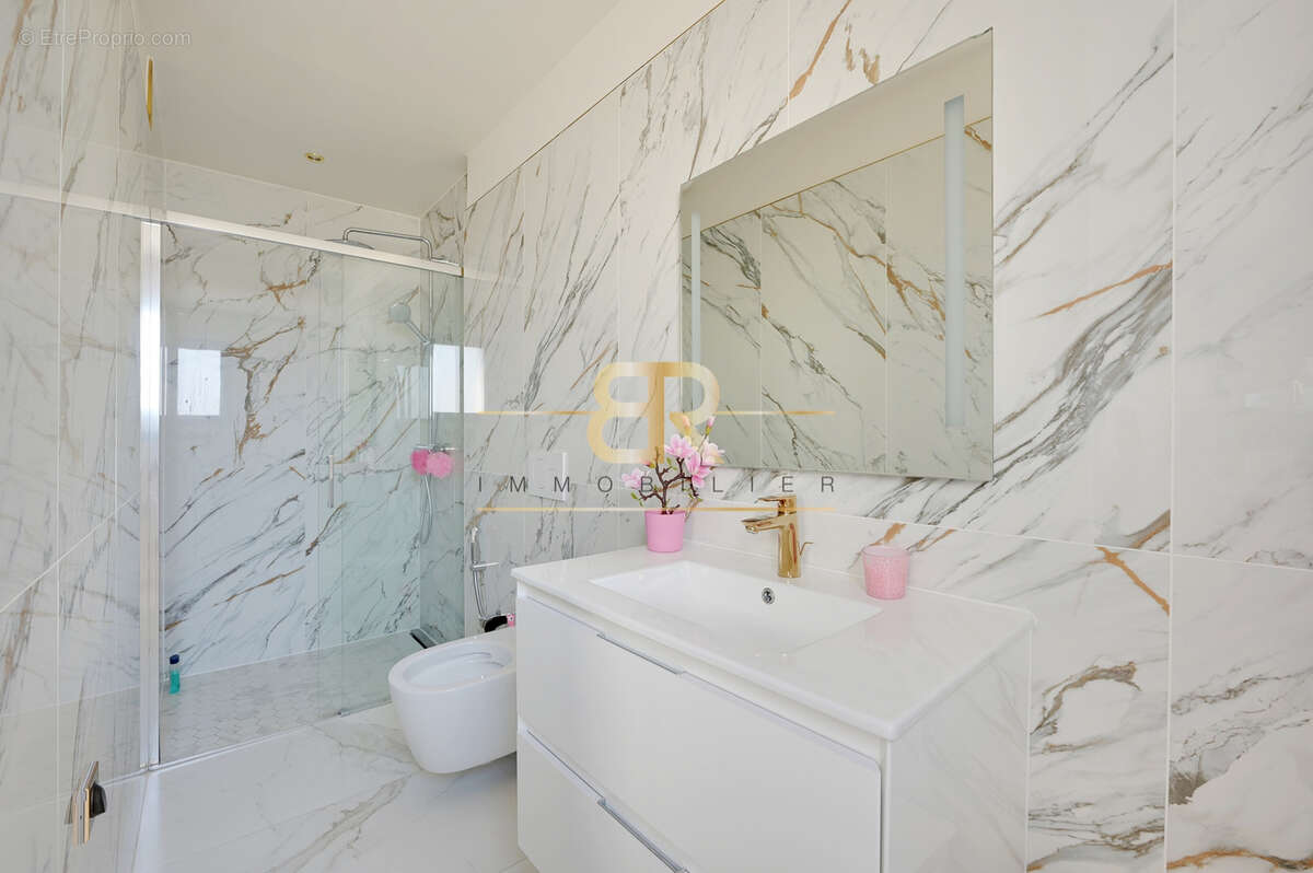 confiez la rénovation de votre salle de bain à chennevières à des professionnels qualifiés. conseils sur mesure, matériaux de qualité et finitions soignées pour un espace moderne et fonctionnel.