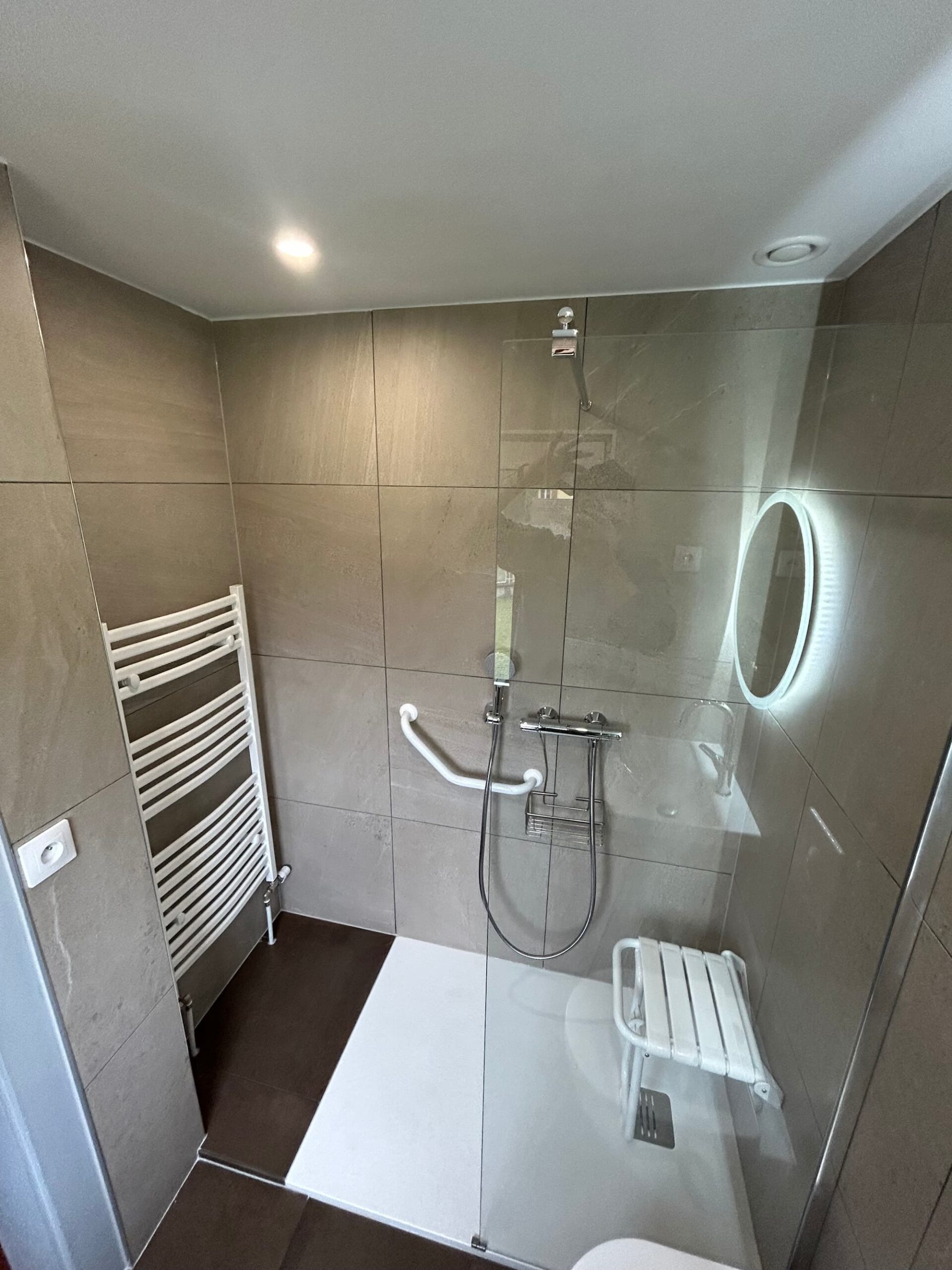 confiez la rénovation de votre salle de bain à clairefontaine à des professionnels qualifiés. modernisez votre espace avec des solutions sur-mesure, des matériaux de qualité et un rendu esthétique optimal. devis gratuit et conseils personnalisés.