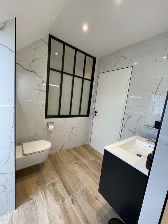 confiez la rénovation de votre salle de bain à enghien à des professionnels qualifiés pour un espace moderne, fonctionnel et sur-mesure. devis gratuit et accompagnement personnalisé.