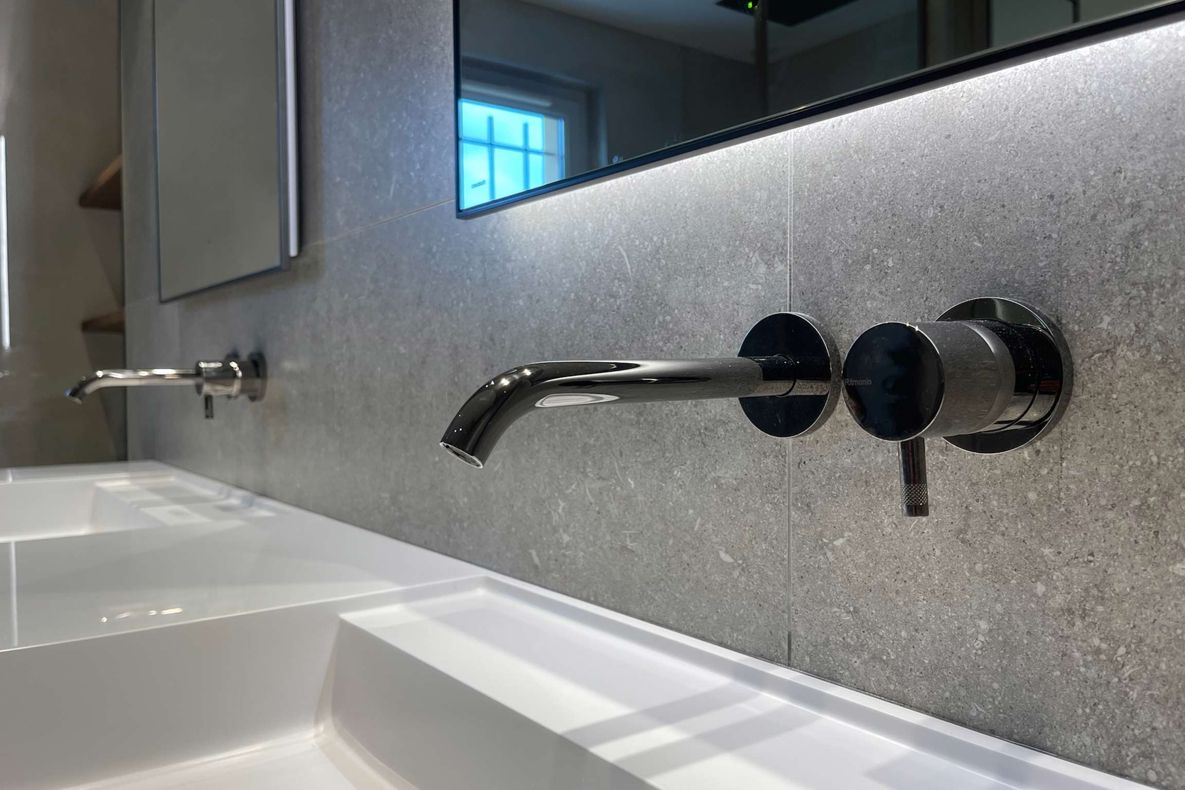 offrez-vous une salle de bain haut de gamme avec notre service de rénovation personnalisé : matériaux de qualité, design élégant et finitions soignées pour un espace raffiné et fonctionnel.