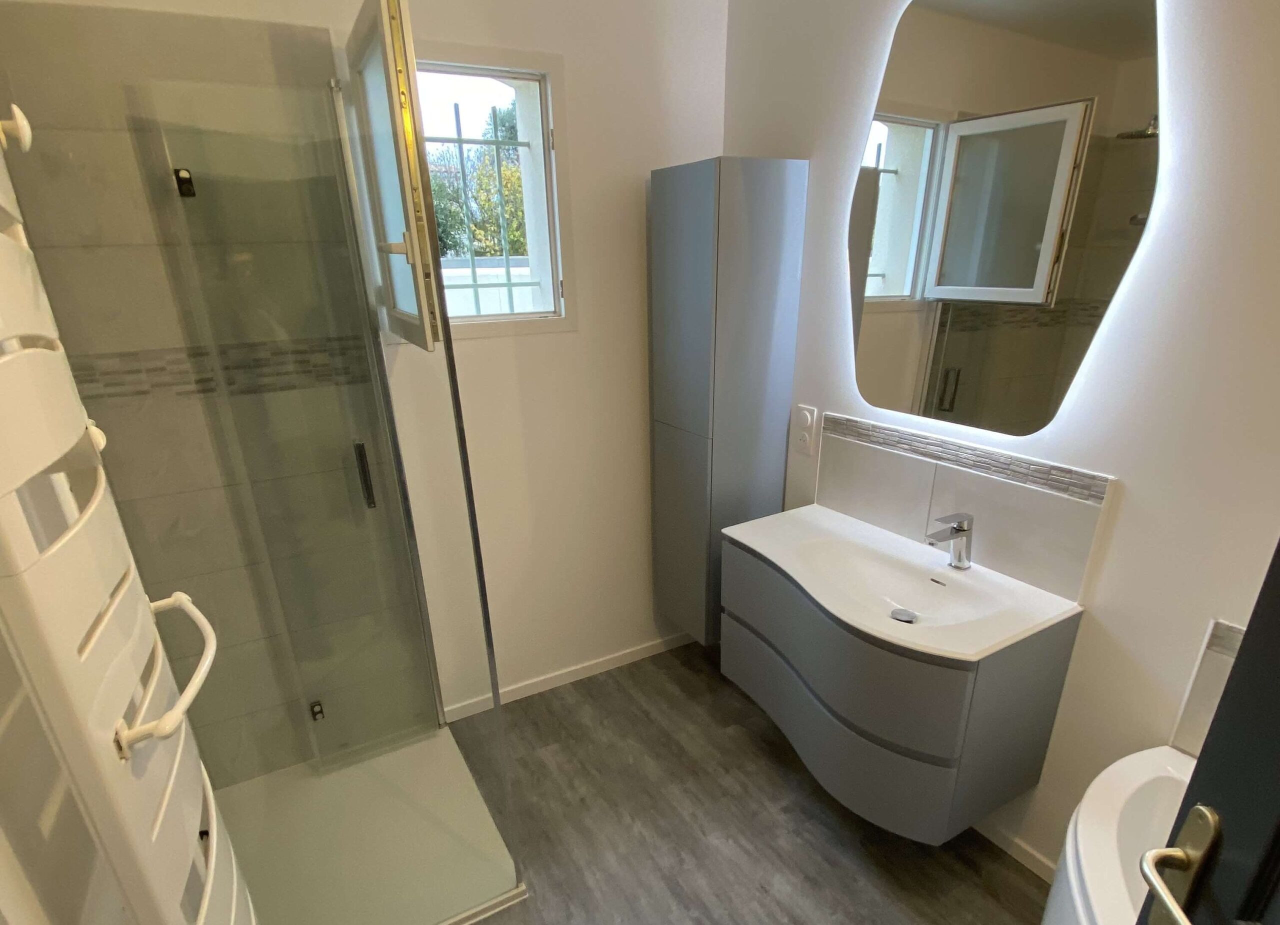 confiez la rénovation de votre salle de bain à des experts. découvrez nos conseils et idées pour une salle de bain moderne, fonctionnelle et élégante adaptée à tous les budgets.