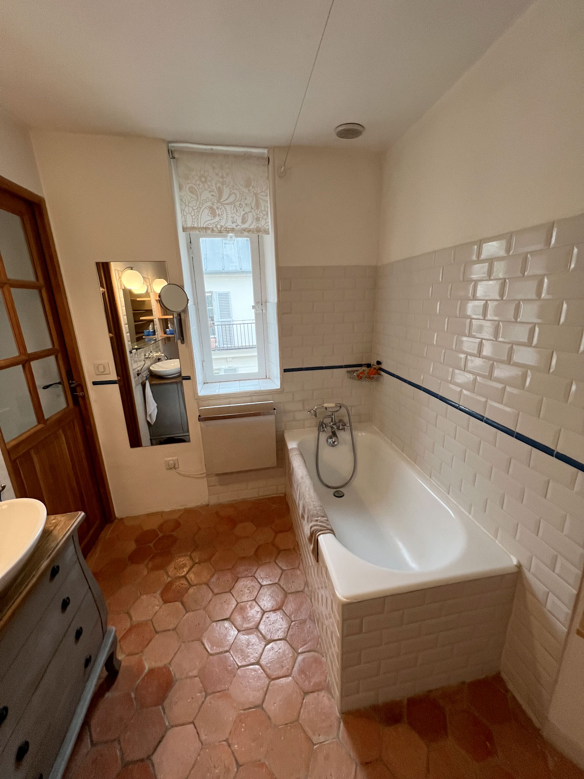 confiez la rénovation de votre salle de bain moderne à paris 18 à une équipe de professionnels. design contemporain, matériaux de qualité et finitions soignées pour un espace élégant et fonctionnel.