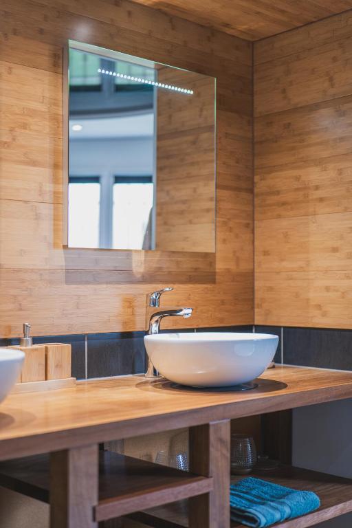 vous souhaitez rénover votre salle de bains à chessy ? découvrez nos solutions sur-mesure pour une rénovation moderne, fonctionnelle et élégante. demandez votre devis gratuit dès maintenant !