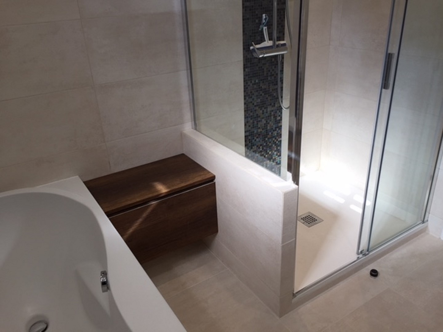 confiez la rénovation de votre salle de bains à la rochette à des professionnels expérimentés. modernisez votre espace avec des solutions sur mesure, du conseil à la réalisation, pour une salle de bains fonctionnelle et esthétique.