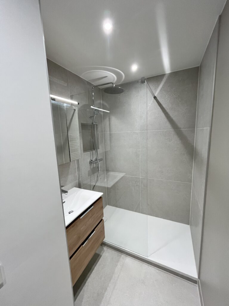 confiez la rénovation de votre salle de bains à lognes 77185 à des professionnels expérimentés. bénéficiez d’un espace moderne, fonctionnel et adapté à vos besoins. devis gratuit et conseils personnalisés.