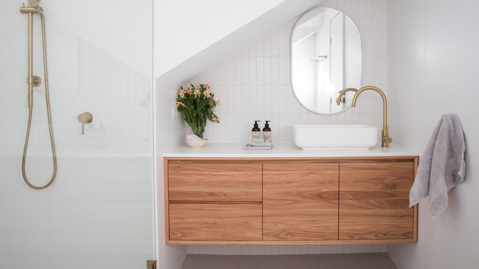 confiez la rénovation de votre salle de bains à montceaux en 2025 à des experts. devis personnalisé, travaux soignés et modernes pour transformer votre espace selon vos envies.