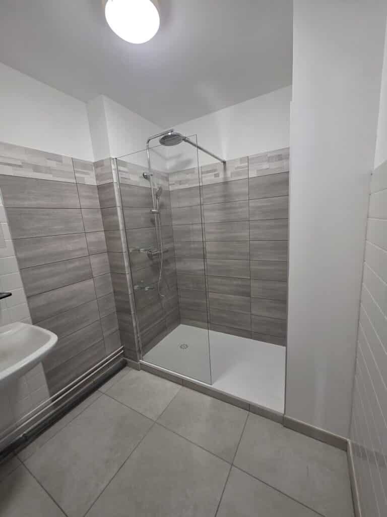 confiez la rénovation de votre salle de bains à montesson (78360) à des experts qualifiés. conseils personnalisés, matériaux de qualité et travaux soignés pour un espace moderne et fonctionnel.