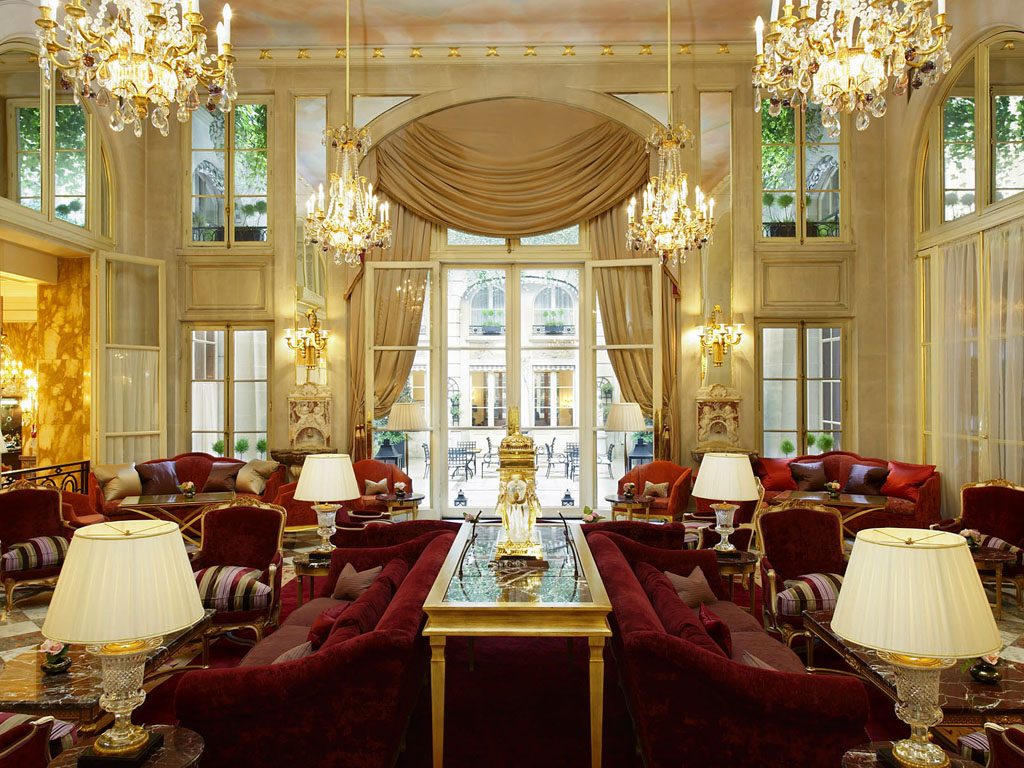découvrez les dernières rénovations de l'hôtel crillon, un lieu emblématique de paris alliant élégance historique et confort moderne. plongez dans l'univers prestigieux d'un palace rénové avec raffinement et authenticité.