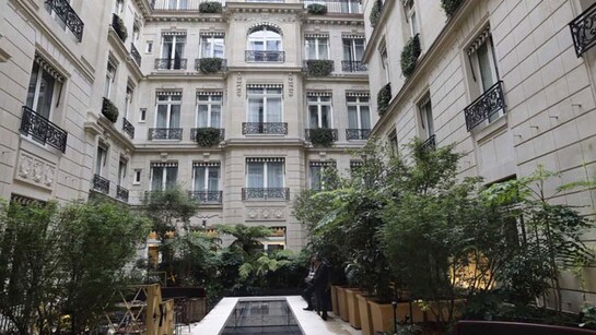 découvrez les rénovations de l’hôtel crillon : un équilibre parfait entre élégance historique et confort moderne, pour un séjour prestigieux en plein cœur de paris.
