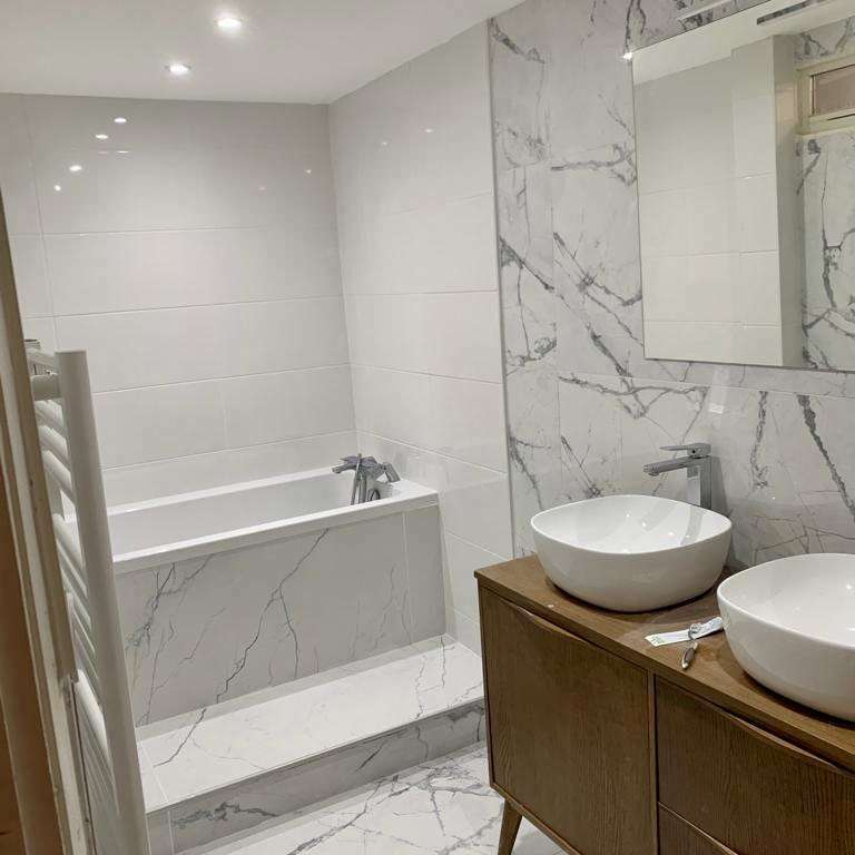 découvrez nos conseils pratiques pour rénover le carrelage de votre salle de bain facilement : idées, matériaux, tendances, et astuces pour un intérieur moderne et rafraîchi.