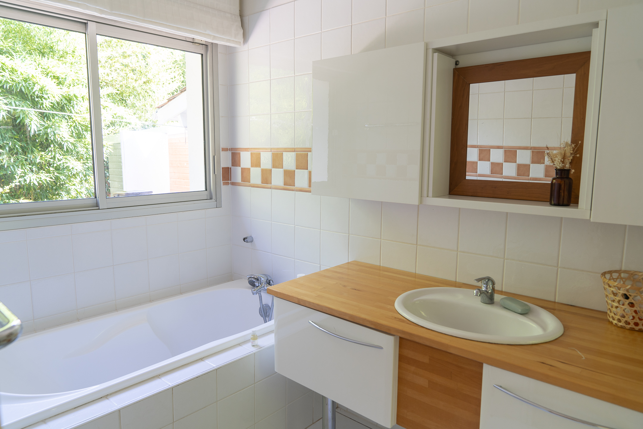 découvrez nos conseils et astuces pour rénover le carrelage de votre salle de bain facilement et à moindre coût. donnez un nouveau look à votre salle d'eau grâce à des solutions simples et efficaces !