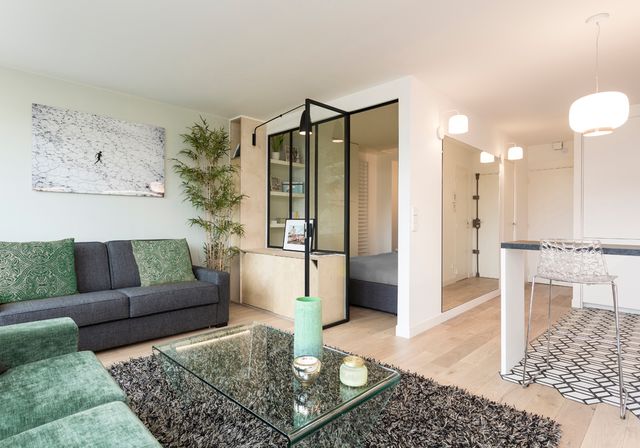 découvrez ce studio rénové offrant confort moderne et finitions soignées, idéalement situé pour profiter pleinement de la vie urbaine. à visiter sans tarder !