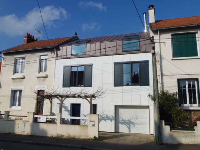 découvrez tout ce qu'il faut savoir sur la surélévation : solutions, avantages, démarches et conseils pour agrandir votre maison en gagnant de l'espace sans déménager.