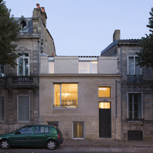 découvrez tout ce qu'il faut savoir sur la surélévation : avantages, démarches, prix et conseils pour agrandir votre maison en gagnant de la hauteur.