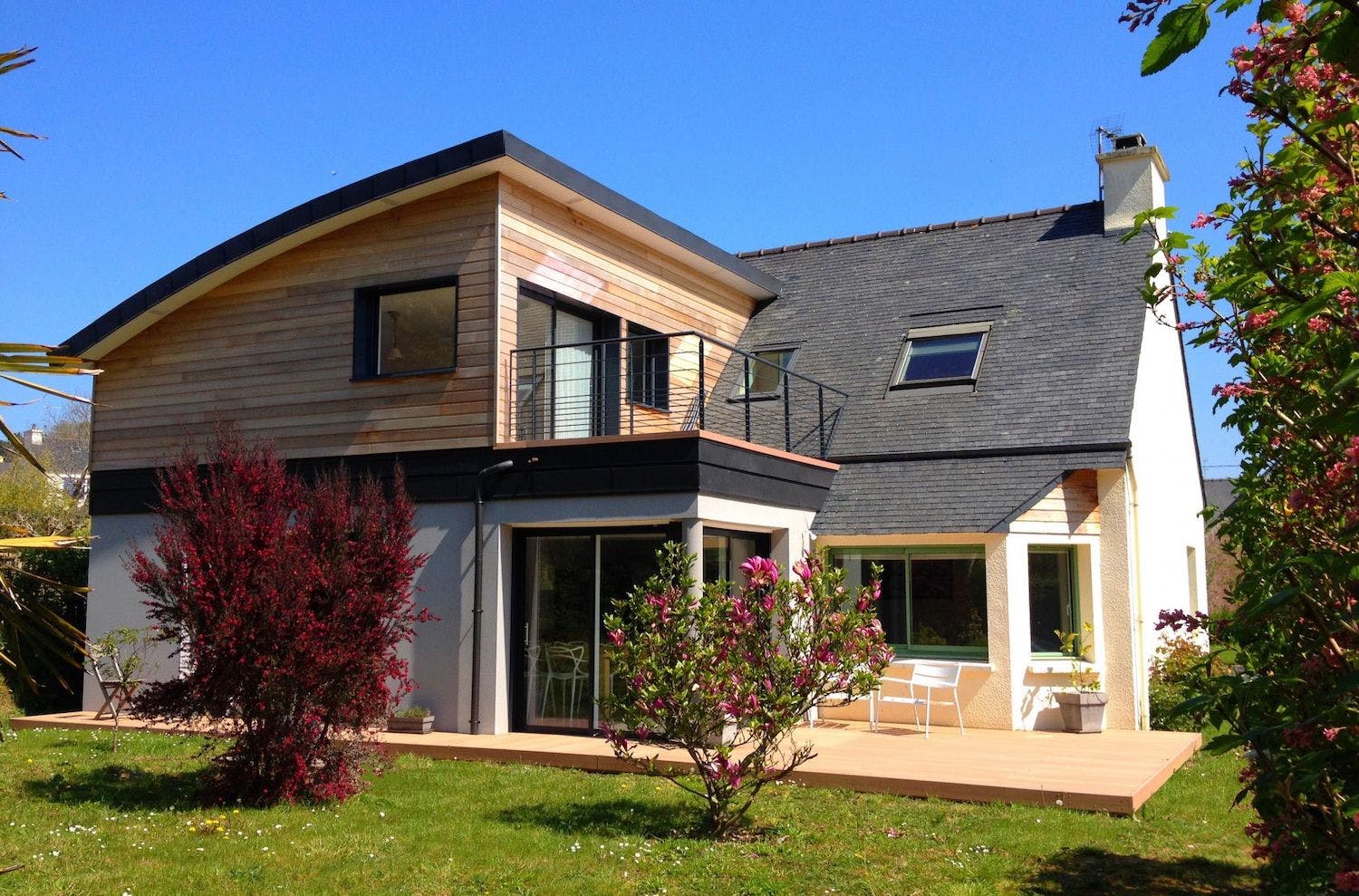 découvrez comment réussir la surélévation de votre maison : avantages, étapes clés, réglementation, conseils d'experts et idées pour augmenter votre surface habitable facilement et efficacement.