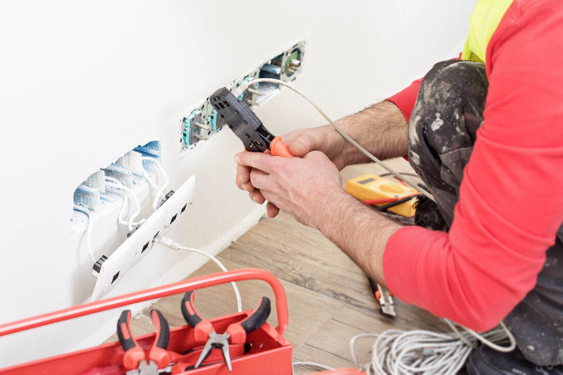 découvrez les éléments à prendre en compte pour estimer le tarif d'une installation électrique : prix moyens, facteurs influents et conseils pour choisir le bon électricien.