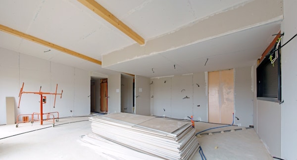 découvrez les tarifs du placo au m², les facteurs qui influencent le prix, et des conseils pour estimer le coût de vos travaux de pose de plaques de plâtre en 2024.