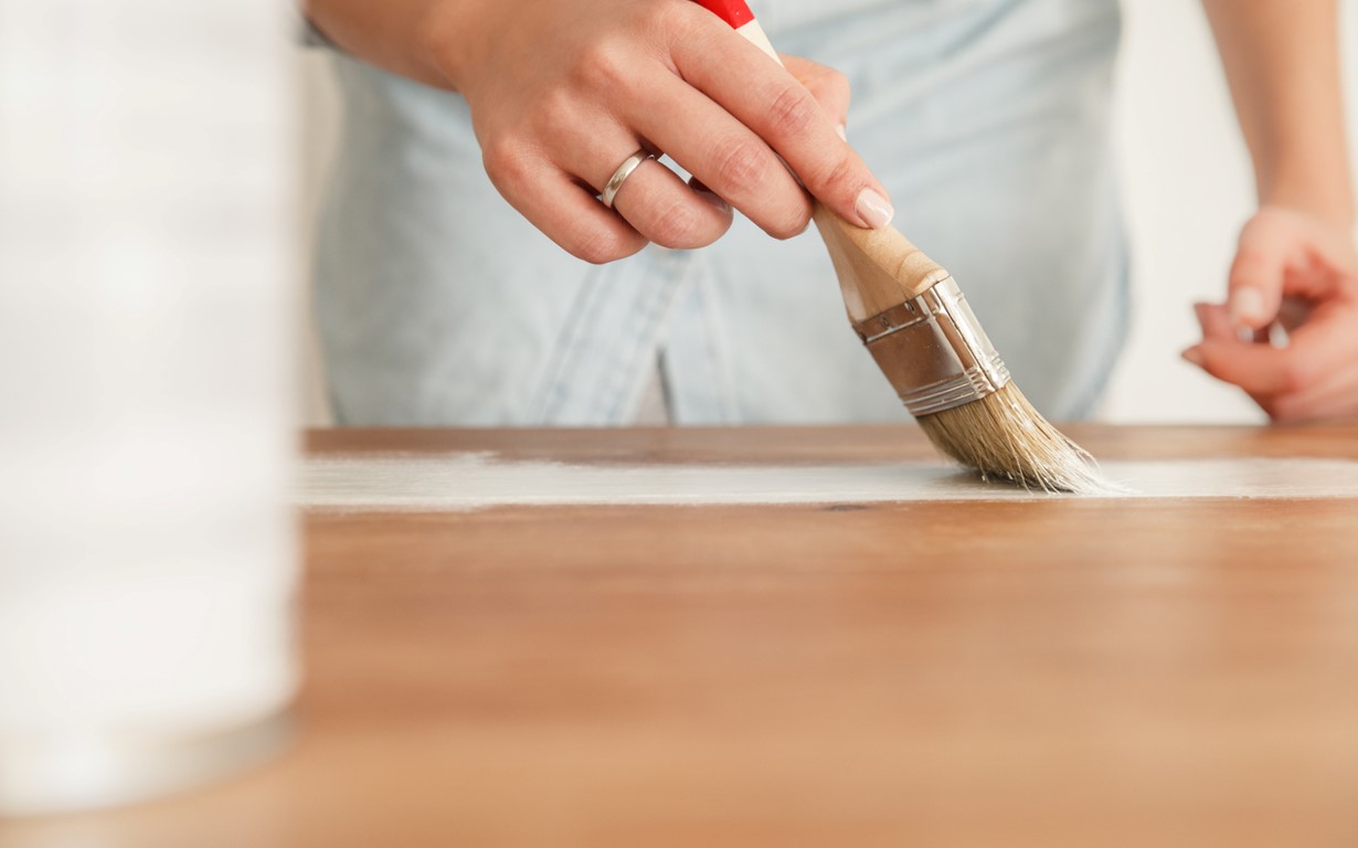 découvrez comment teindre de la mélamine facilement : conseils, étapes et astuces pour personnaliser vos meubles et obtenir un résultat professionnel.