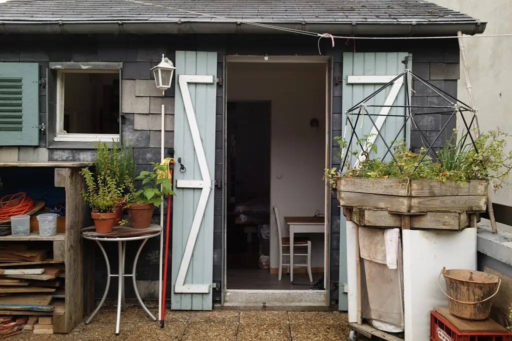 découvrez comment réaliser des travaux chez vous sans dépenser d'argent grâce à des astuces, échanges de services et solutions innovantes pour rénover ou améliorer votre logement à moindre coût.