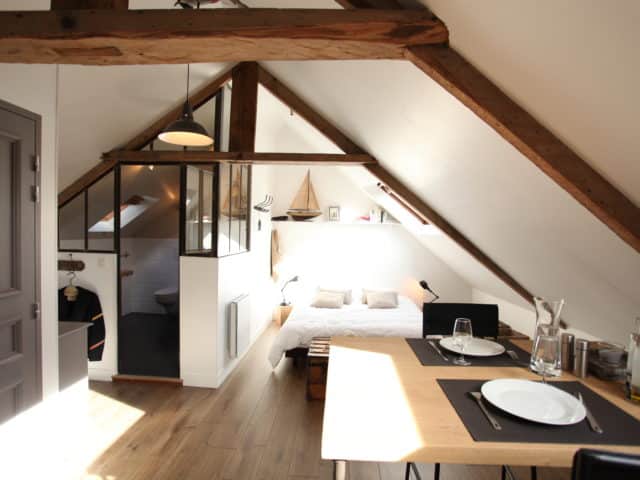 découvrez nos conseils et astuces pour l’aménagement des combles : idées de décoration, optimisation de l’espace et solutions pour transformer vos combles en pièce à vivre confortable et fonctionnelle.