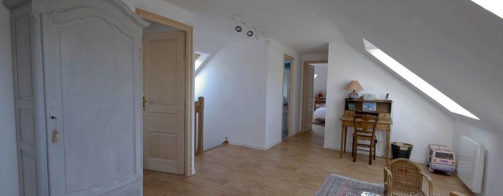 découvrez nos conseils et astuces pour l’aménagement de combles : optimisation de l’espace, isolation, idées déco, et solutions sur-mesure pour transformer vos combles en pièce à vivre confortable.