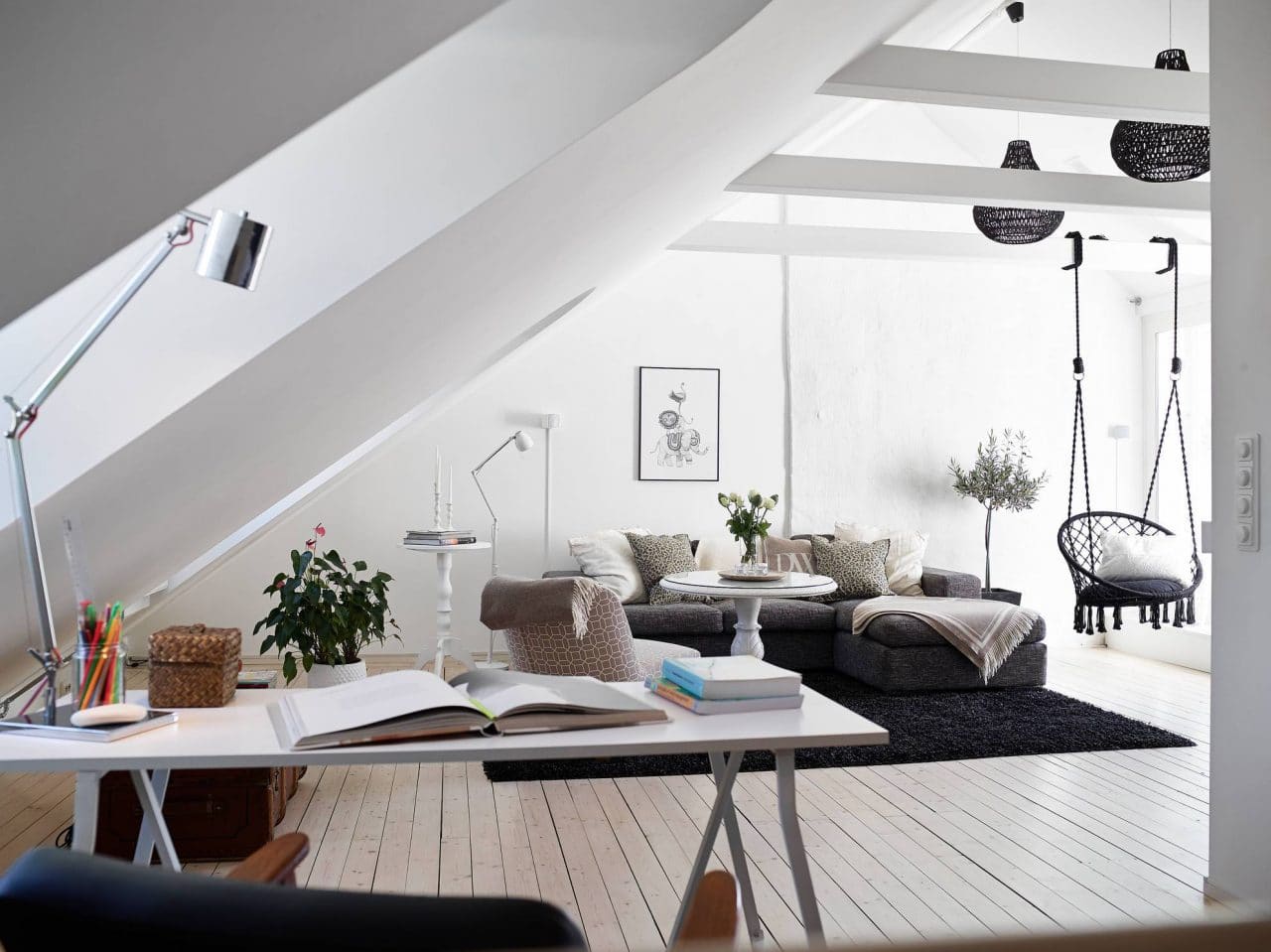 découvrez comment optimiser l'espace sous votre toit grâce à nos conseils pratiques et inspirations pour l'aménagement de combles : idées déco, isolation, luminosité et gain de place garantis !