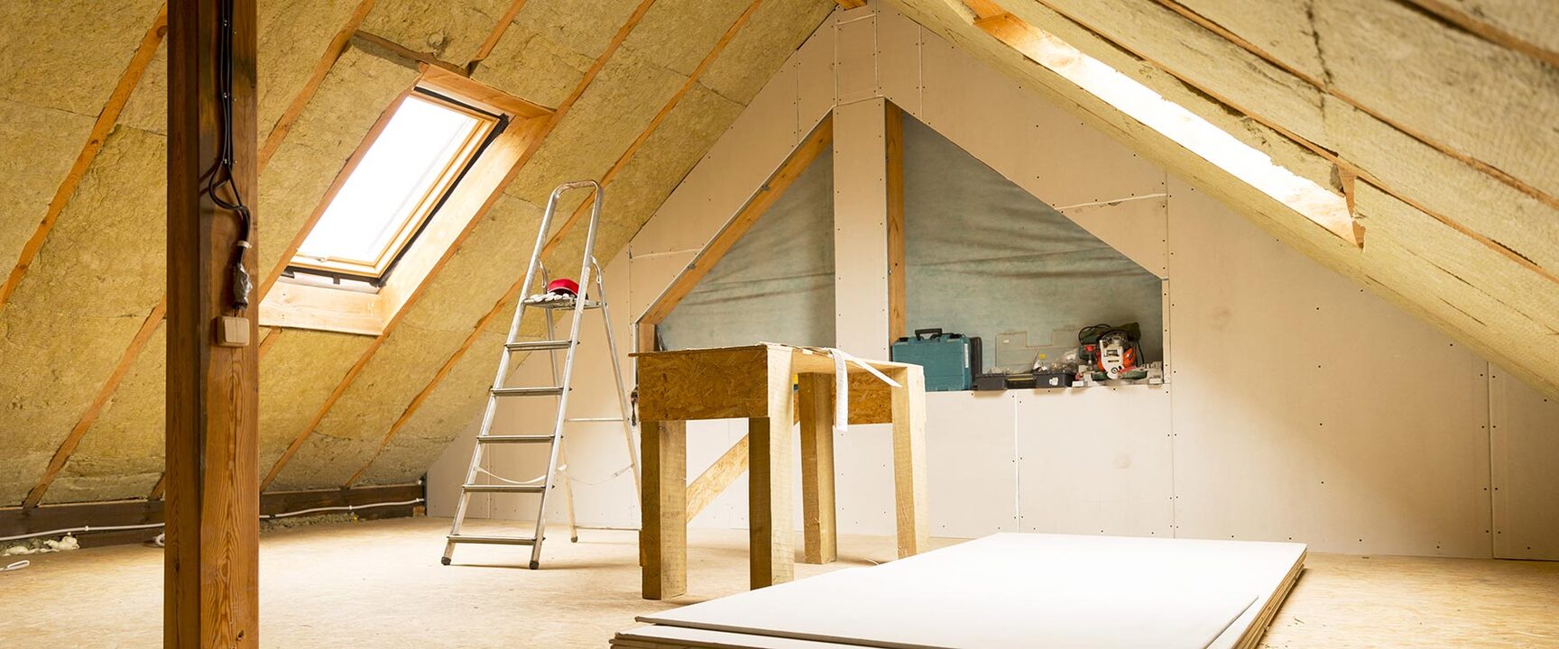 découvrez nos conseils et astuces pour l’aménagement de grenier : idées d’optimisation de l’espace, rangements, isolation et décoration pour transformer votre grenier en pièce fonctionnelle et conviviale.