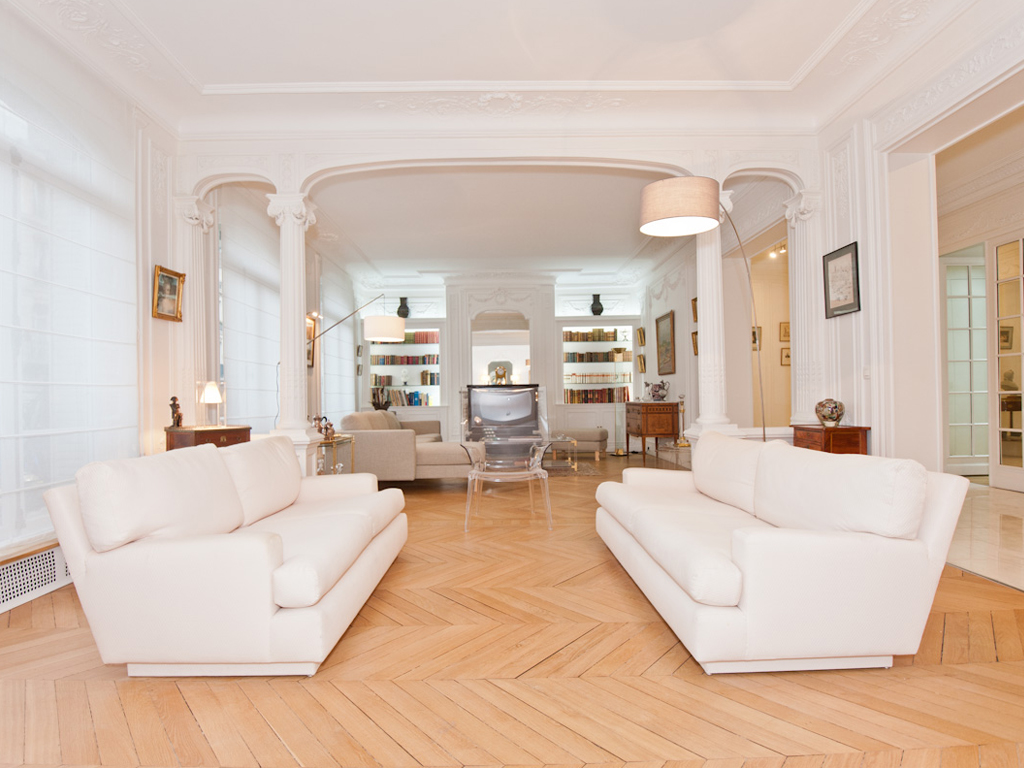 découvrez le charme d’un appartement haussmannien : hauts plafonds, moulures, parquet en chevron et cheminées d’époque. vivez l’élégance parisienne dans un cadre spacieux et lumineux, alliant histoire et confort moderne.