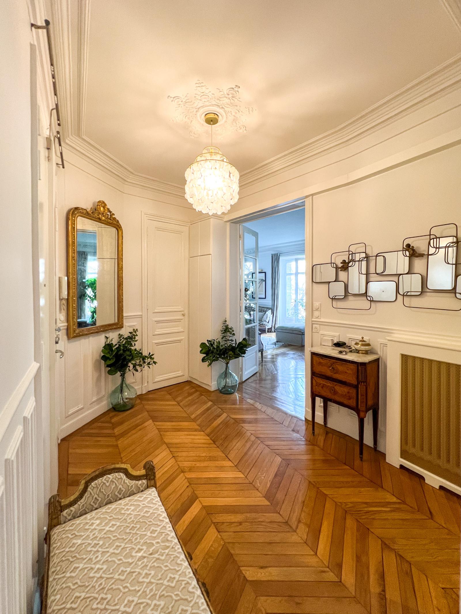 découvrez le charme unique d’un appartement haussmannien : hauts plafonds, moulures d’époque, parquet en bois massif et grandes fenêtres pour un cadre de vie élégant et lumineux au cœur de la ville.