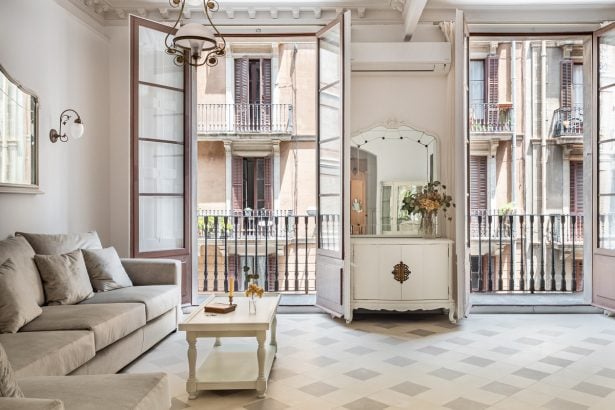 découvrez le charme authentique des appartements haussmanniens : hauts plafonds, moulures élégantes et parquet ancien au cœur de la ville. idéal pour un cadre de vie raffiné et lumineux.