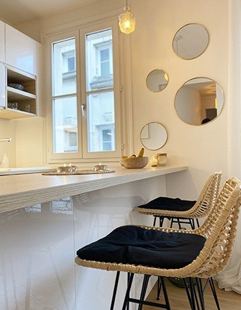 découvrez cet appartement rénové à paris 18, alliant charme de l'ancien et confort moderne. emplacement idéal, prestations de qualité. à visiter rapidement !