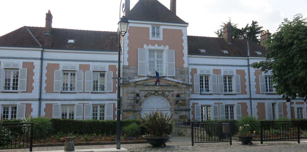 découvrez les principaux atouts de lardy 91510 : cadre verdoyant, qualité de vie, accès facile aux transports, écoles et commerces de proximité. idéal pour s'installer en essonne !