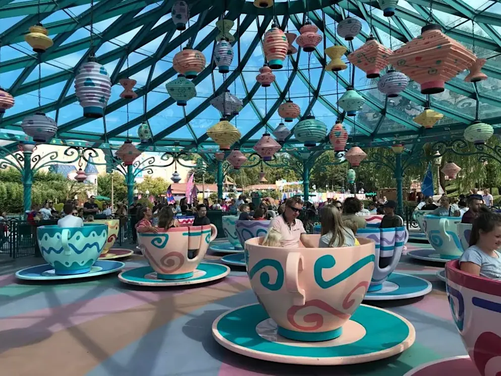 découvrez les attractions rénovées à disneyland en 2025 : nouveautés, expériences immersives et magie renouvelée pour toute la famille. préparez votre visite et vivez des sensations inédites au parc !