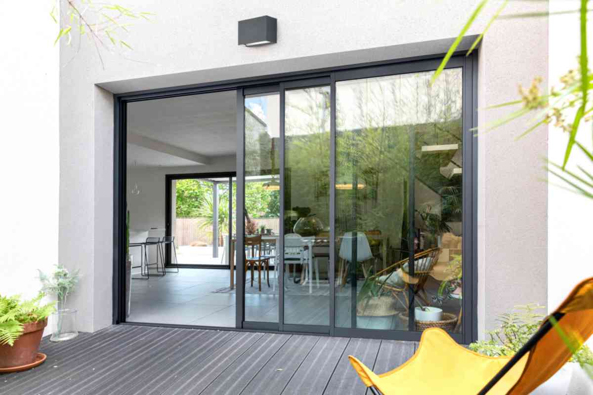 découvrez tout sur les baies vitrées : avantages, types, conseils de pose et inspirations pour illuminer votre intérieur et profiter d'une vue panoramique sur l'extérieur.