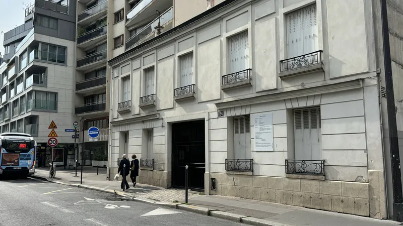 découvrez ce bâtiment à rénover situé dans le 15e arrondissement de paris : un bien idéal pour un projet immobilier, proche des commodités et des transports. potentiel remarquable pour investisseurs ou particuliers.