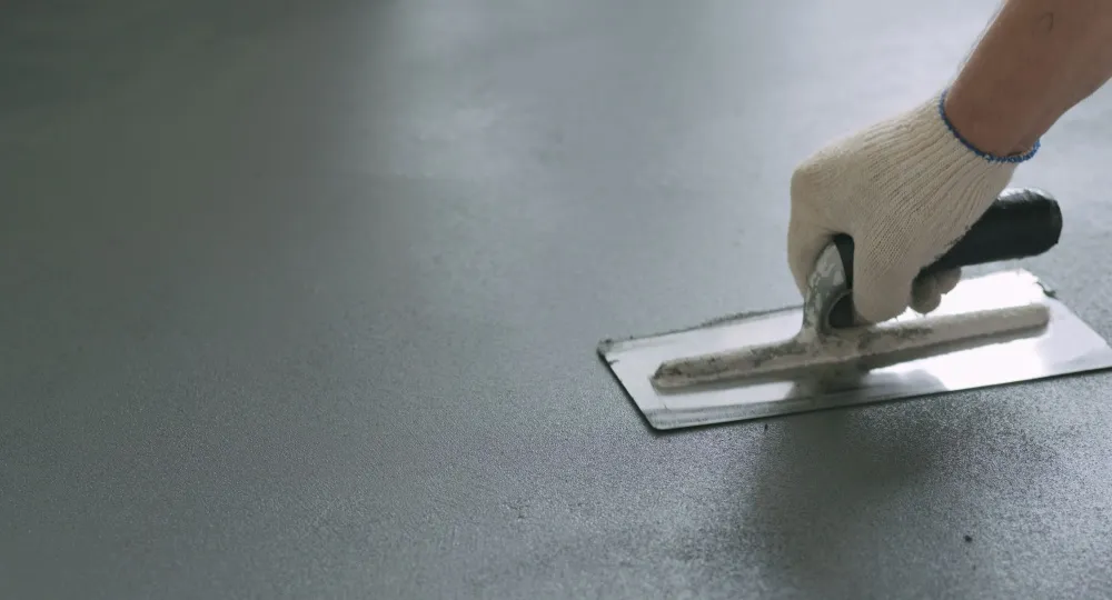 découvrez les avantages du béton ciré pour sol, les prix actualisés en 2025 et les étapes d'installation. un guide pratique pour sublimer vos intérieurs avec un revêtement moderne et durable.