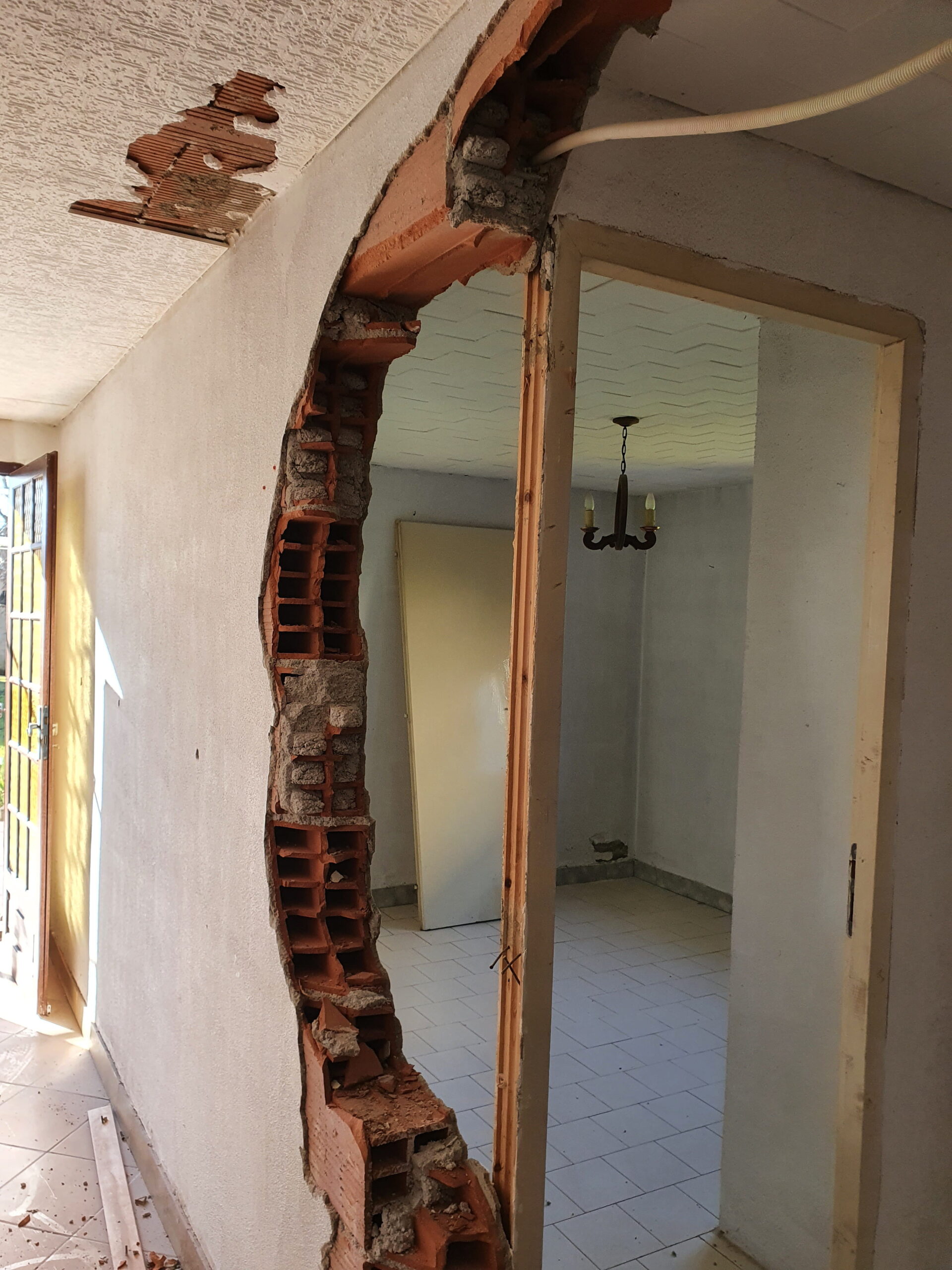 découvrez toutes les étapes et précautions à prendre pour casser un mur porteur en toute sécurité, ainsi que les conseils d'experts et la réglementation à respecter pour réussir vos travaux de rénovation.