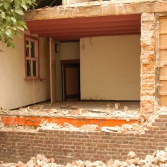 découvrez les étapes essentielles, conseils et précautions pour casser un mur porteur en toute sécurité. informez-vous sur la réglementation, le coût et l’importance de faire appel à un professionnel.