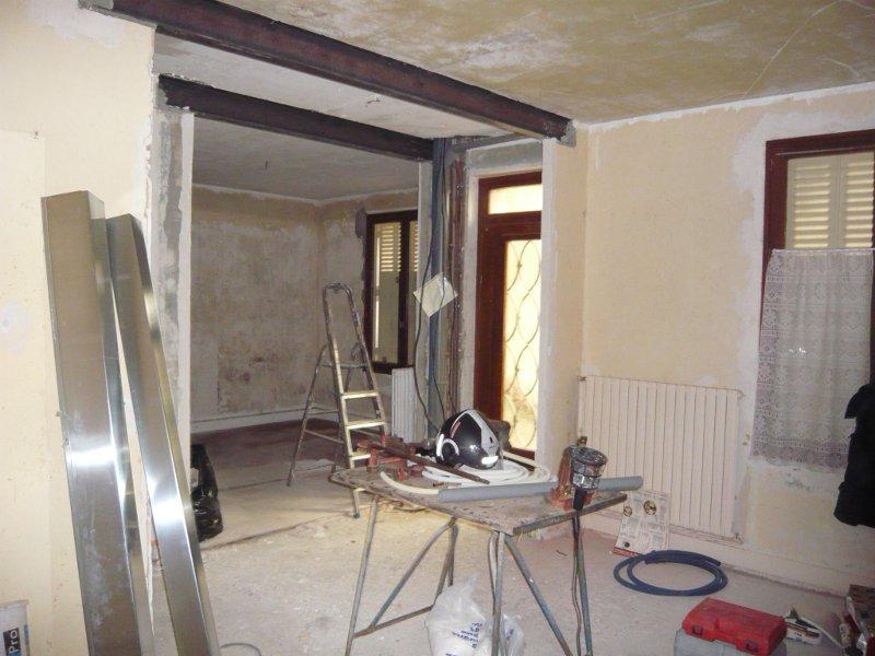 découvrez les étapes essentielles pour casser un mur porteur en toute sécurité, les précautions à prendre, le coût et les erreurs à éviter lors de travaux de rénovation.