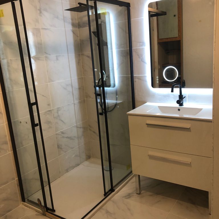 découvrez comment choisir la meilleure entreprise pour la rénovation ou l'installation de votre salle de bain : conseils, critères de sélection, et astuces pour réussir votre projet.