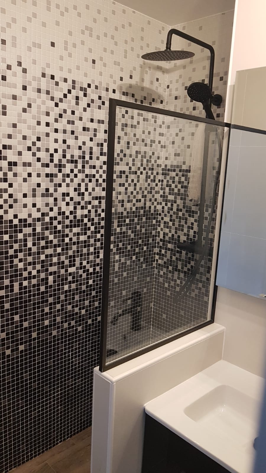 trouvez le bon artisan pour la rénovation de votre salle de bains grâce à nos conseils pratiques : critères de choix, astuces et erreurs à éviter pour réussir votre projet.