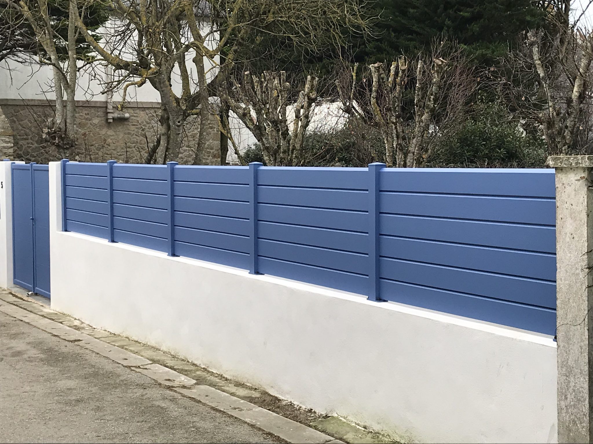 découvrez nos solutions de clôtures pour sécuriser et embellir votre espace extérieur : modèles variés, installation facile et conseils personnalisés pour répondre à tous vos besoins.