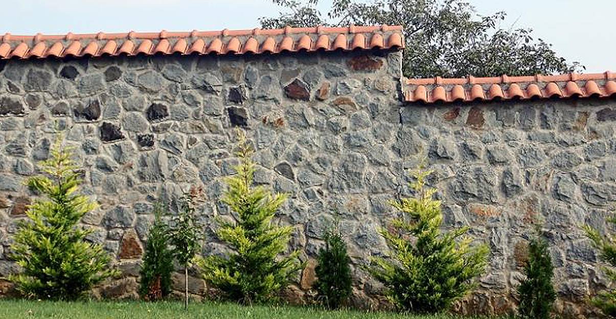 découvrez tout ce qu’il faut savoir sur la clôture en parpaing : avantages, conseils d’installation, budget et idées pour sécuriser et embellir votre terrain durablement.