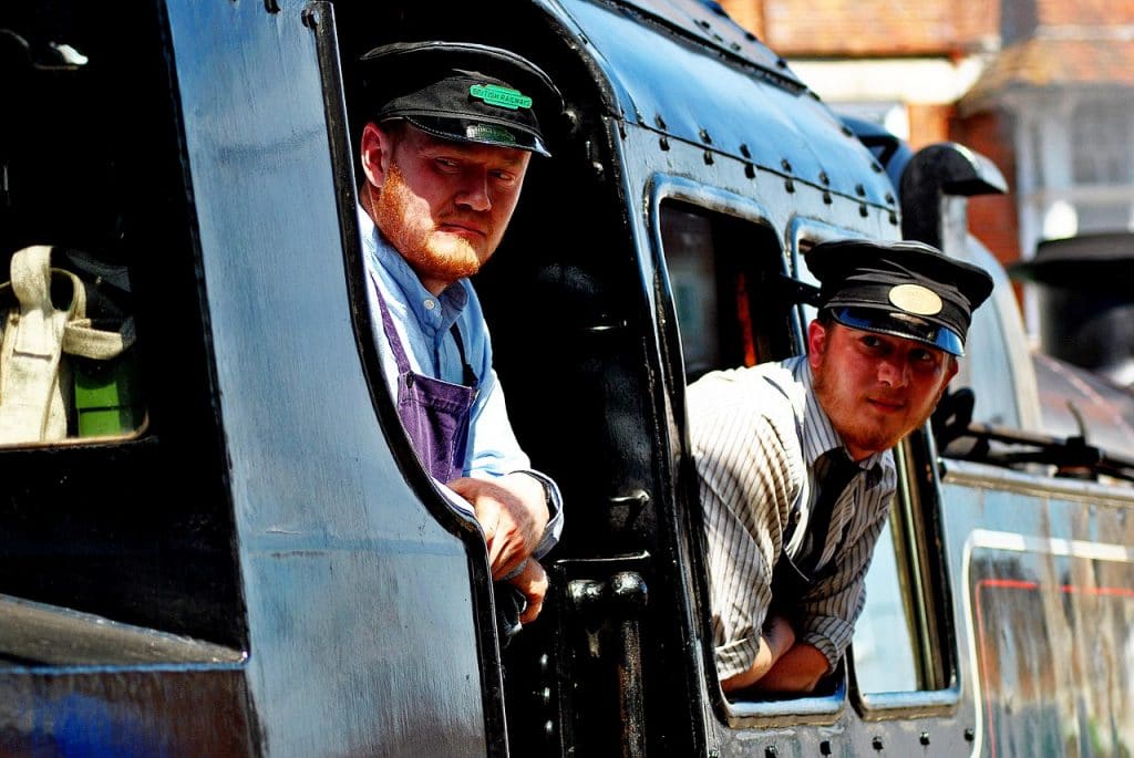 découvrez le métier de conducteur : missions, compétences requises, qualifications nécessaires, perspectives d’emploi et conseils pour exercer cette profession essentielle au secteur des transports.