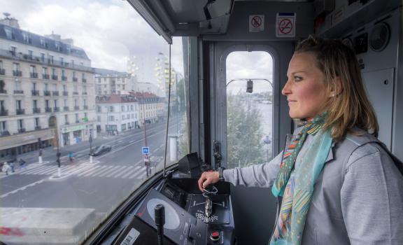 découvrez le métier de conducteur, ses missions principales, les compétences requises et les perspectives d’évolution. informez-vous sur les formations, salaires et qualités nécessaires pour réussir dans ce secteur.