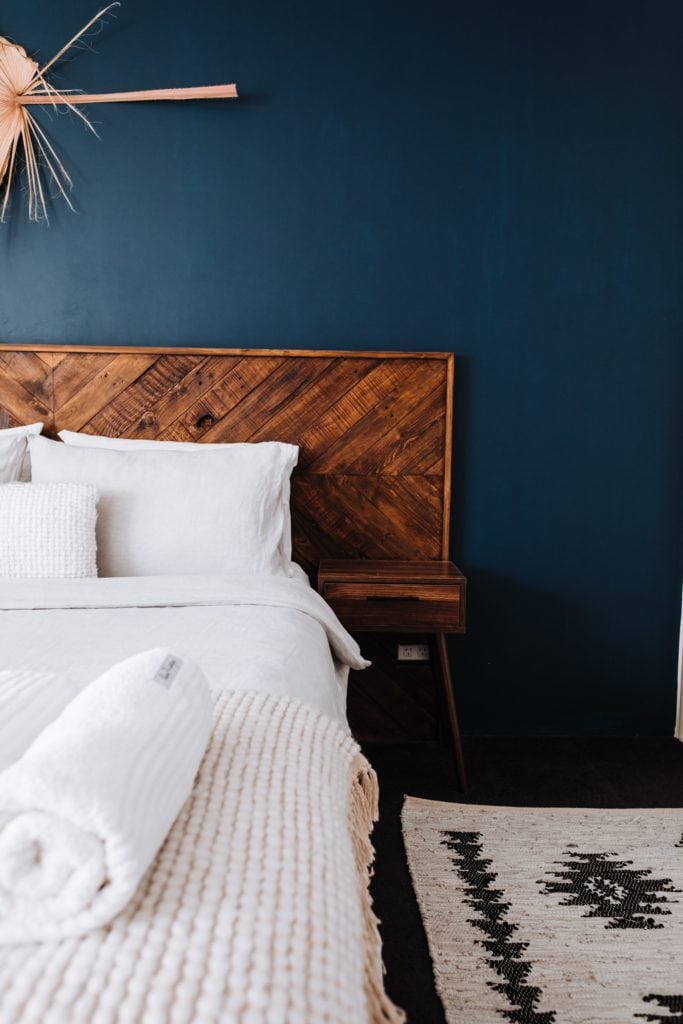 découvrez comment choisir la couleur idéale pour créer une chambre relaxante, favoriser la détente et améliorer la qualité de votre sommeil grâce à nos conseils déco.