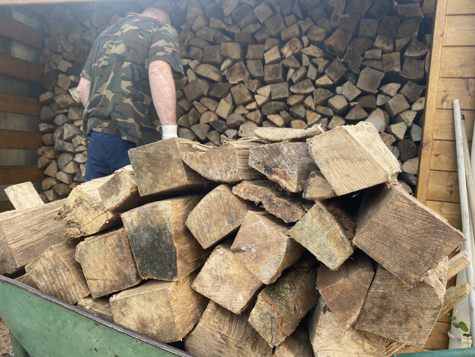 découvrez tout ce qu'il faut savoir sur le coût du bois : prix au m3, facteurs d'influence, variétés et conseils pour optimiser votre budget matériaux.