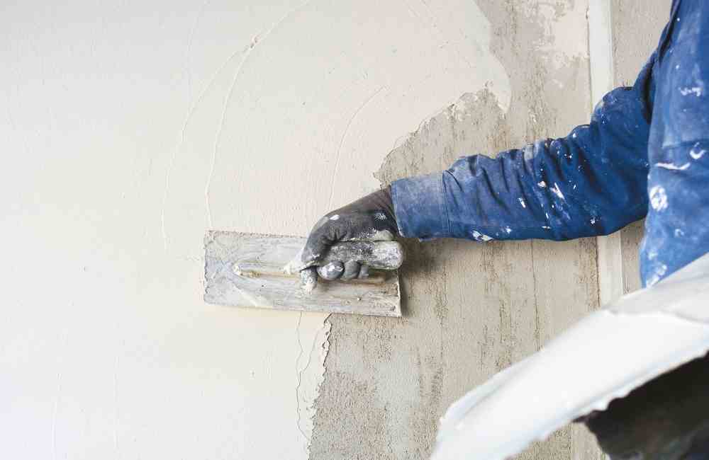 découvrez tout ce qu'il faut savoir sur le coût du crépi pour vos murs extérieurs ou intérieurs : prix au m², facteurs qui influencent le tarif, conseils pour bien choisir et estimer votre budget travaux.