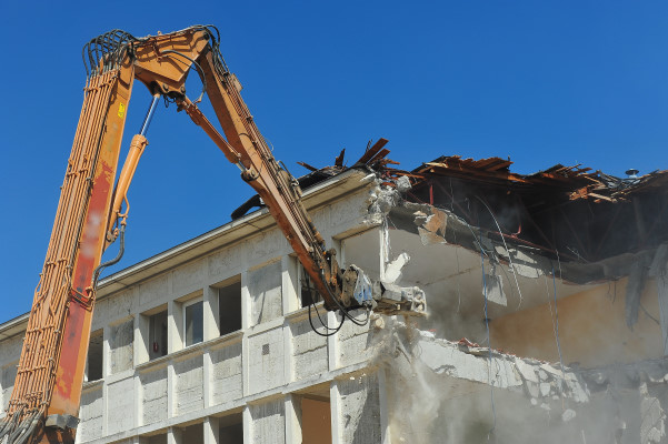 découvrez les facteurs qui influencent le coût de démolition, les tarifs moyens au mètre carré, et nos conseils pour estimer votre budget et choisir les bons professionnels.